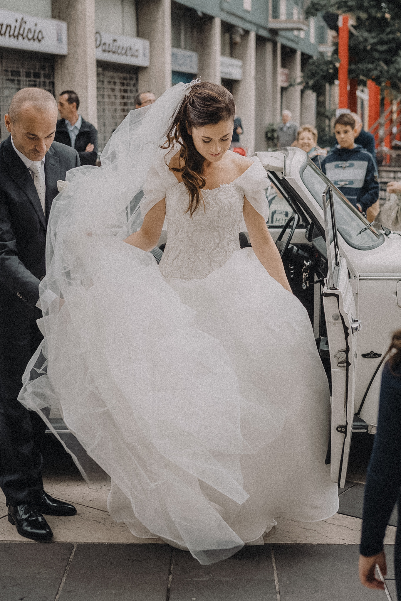 bride stepping out of car before ceremony